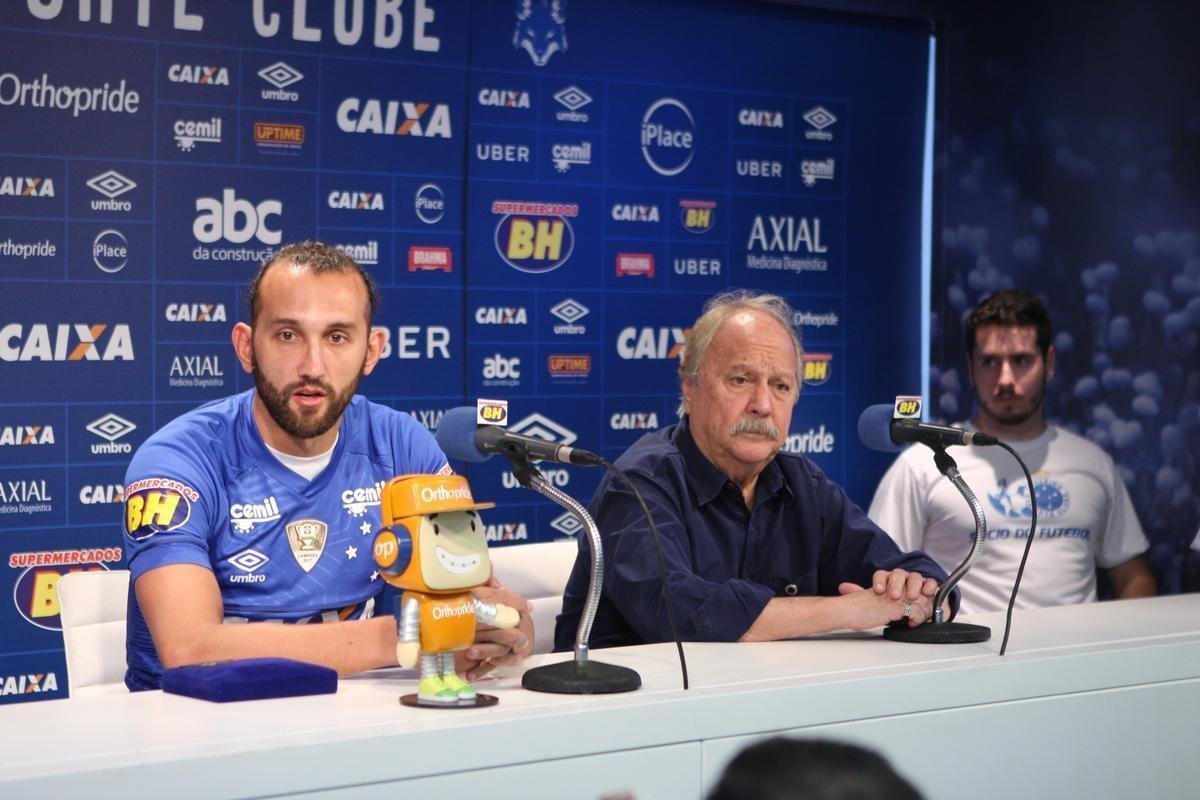 Atacante Barcos, o 'Pirata', vestiu a camisa 28 do Cruzeiro e falou sobre desejo de conquistar muitos ttulos