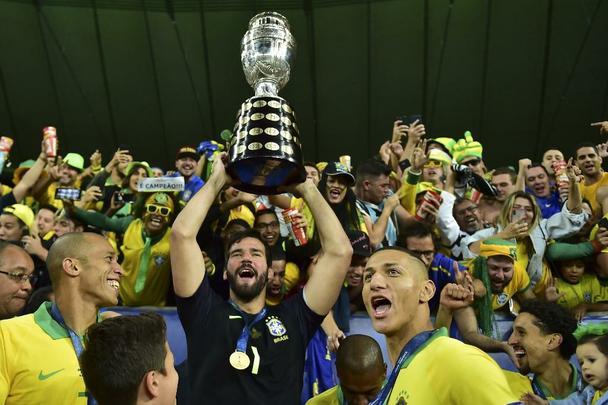 Seleção Brasileira derrota Peru por 3 a 1, conquista Copa América e ergue a taça no Maracanã; veja as fotos da festa do Brasil