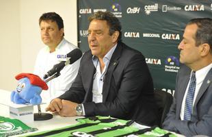 Depois de conversa com diretoria no campo, Adilson Batista foi apresentado como novo treinador do Amrica