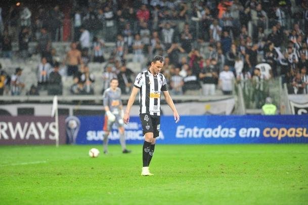 Atltico perdeu por 4 a 3 para o Coln nos pnaltis e foi eliminado da Copa Sul-Americana. Goleiro argentino Burin defendeu penalidades de Rver e Cazares