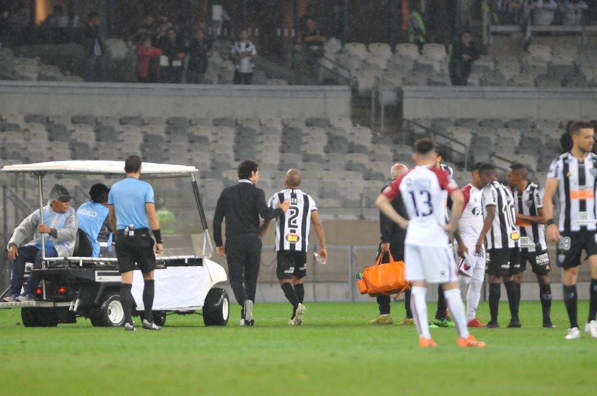 No segundo tempo, Char recebeu bola de Cazares e marcou o segundo do Atltico: 2 a 0