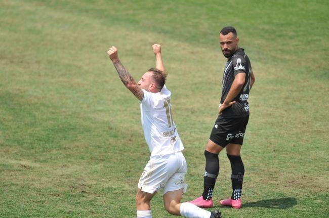 Cruzeiro e Ponte Preta se enfrentaram numa manh de forte calor em Sete Lagoas