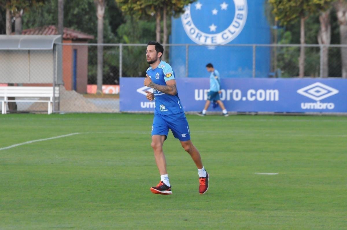 Cruzeiro iniciou sua intertemporada nesta segunda-feira na Toca da Raposa II. Tcnico Mano Menezes contou com elenco completo. Grupo agora comea preparao para decises com Atltico na Copa do Brasil, River Plate na Copa Libertadores e 29 rodadas restantes do Campeonato Brasileiro