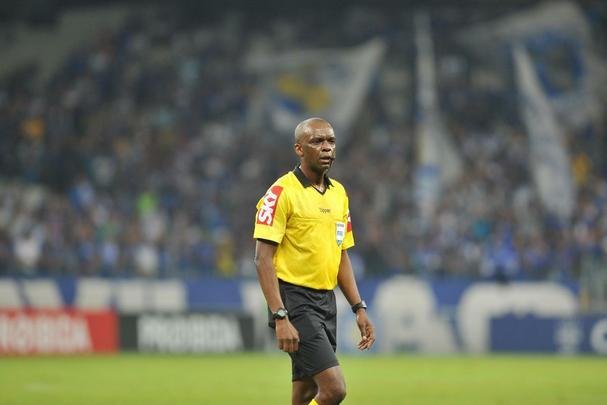 Cruzeiro pressionou nos minutos finais do primeiro tempo, mas no conseguiu empatar o jogo no Minero