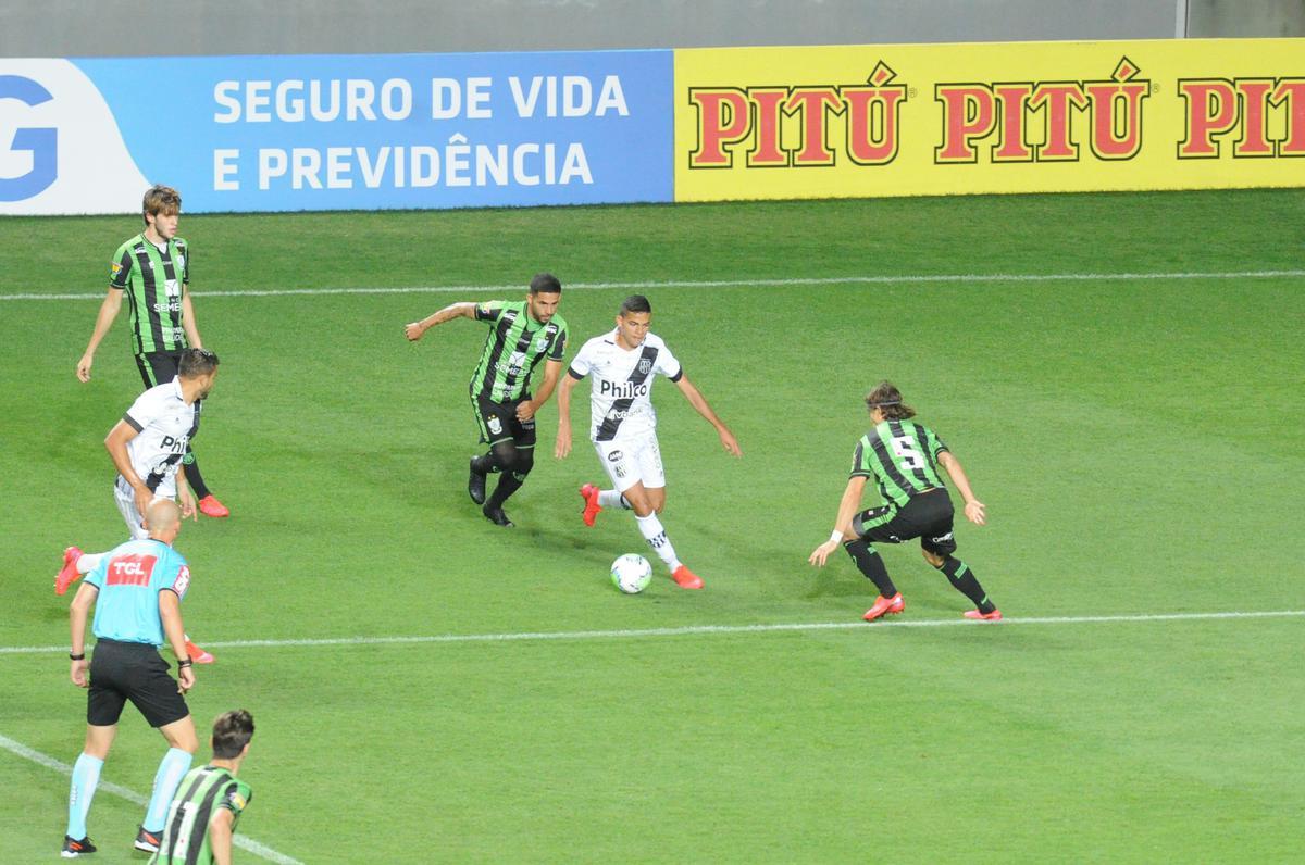 Fotos do duelo entre Amrica e Ponte Preta, no Independncia, em Belo Horizonte, em jogo de volta da quarta fase da Copa do Brasil