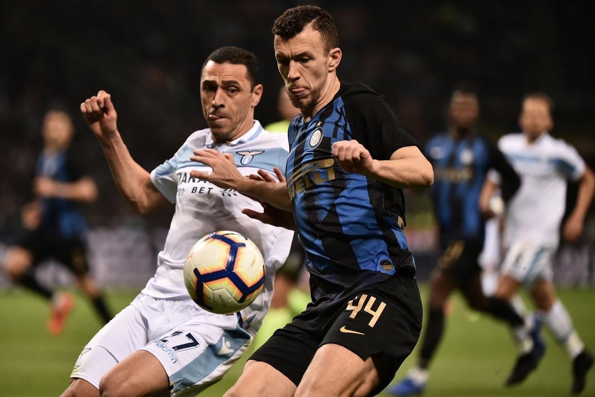 Volante Rômulo em jogo pela Lazio, da Itália