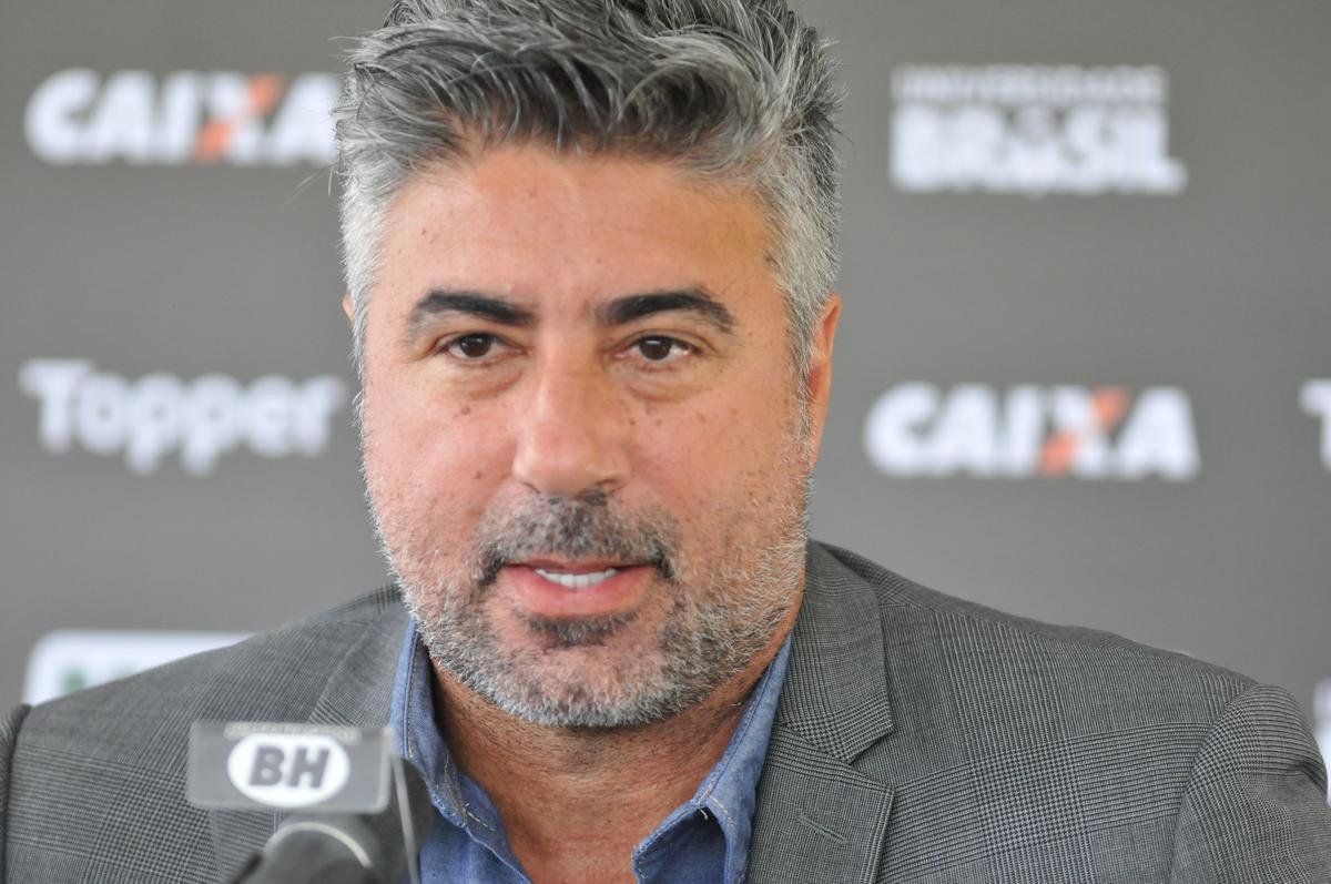 Manh desta sexta-feira foi agitada no Atltico com demisso de Oswaldo e coletiva do presidente