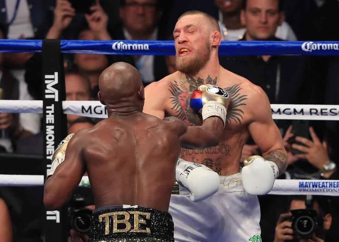 O americano Mayweather bateu o irlands Conor McGregor por nocaute tcnico