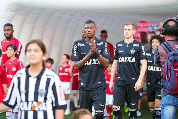 Galo derrotou Internacional no Beira-Rio com gols de Cazares e Terans; D'Alessandro descontou de pênalti