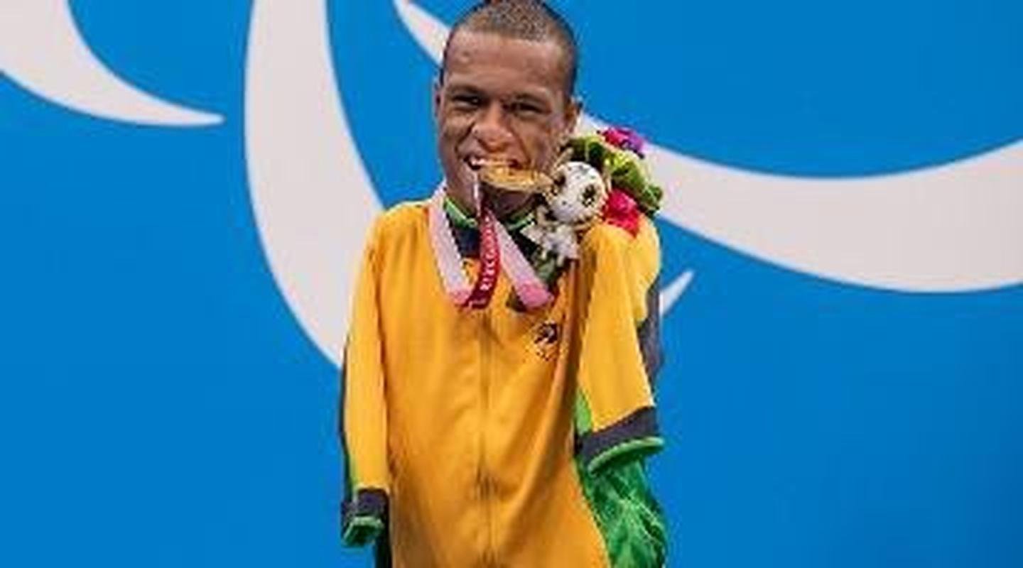 O nadador Gabriel Arajo conquistou dois ouros, nos 200m livre e nos 50m costas, e uma prata nos 100m costas, na classe S2