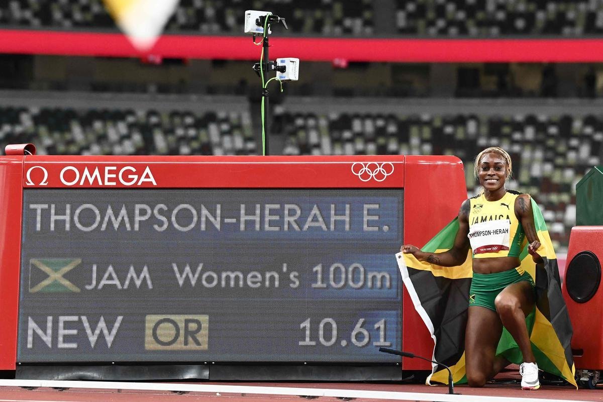 Fotos espetaculares da vitria da jamaicana Elaine Thompson-Herah nos 100m rasos dos Jogos Olmpicos de Tquio com o tempo de 10s61. A velocista quebrou o recorde olmpico e comandou o pdio jamaicano ao lado de Ann Fraser-Pryce, prata, e Shericka Jackson, bronze.