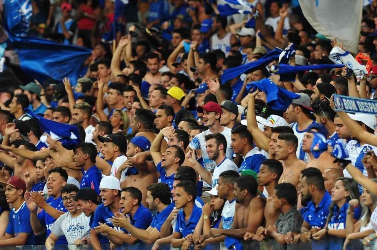 Jogadores cruzeirenses comemoraram vitria no clssico com a torcida celeste