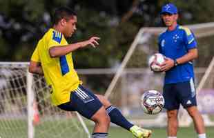 Atacante Vitor Roque, de 16 anos, foi a novidade do Cruzeiro no treino desta segunda-feira, na Toca da Raposa II