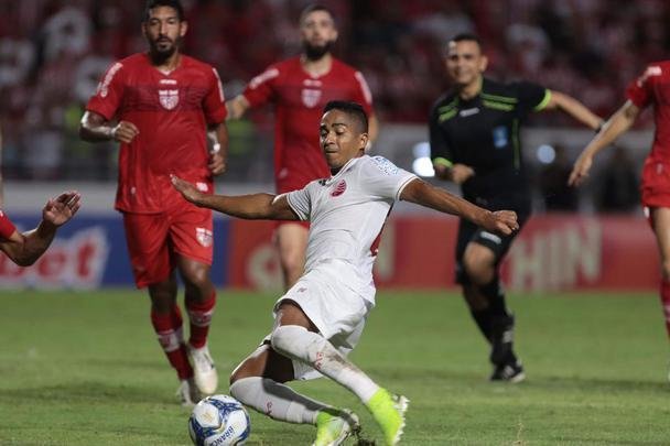 Luanderson abriu o placar pala o Náutico ainda no primeiro tempo do jogo, no Rei Pelé. O CRB virou, fez 2 a 1, mas o Náutico buscou o resultado com gols de Jorge Henrique e Jean Carlos, que marcou o terceiro de falta já nos acréscimos.