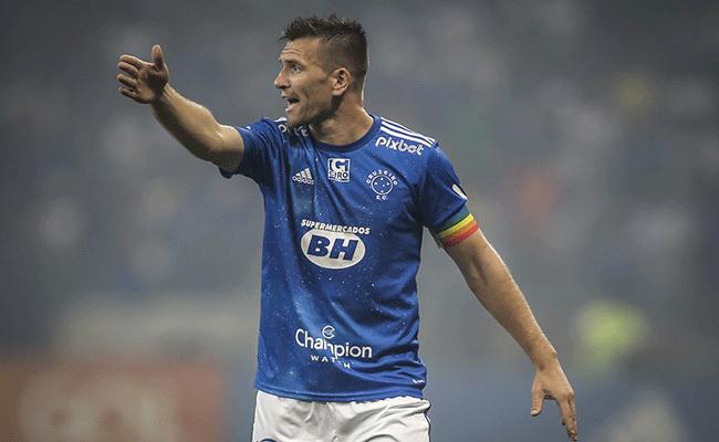 Eduardo Brock  o capito do Cruzeiro durante a campanha na Srie B