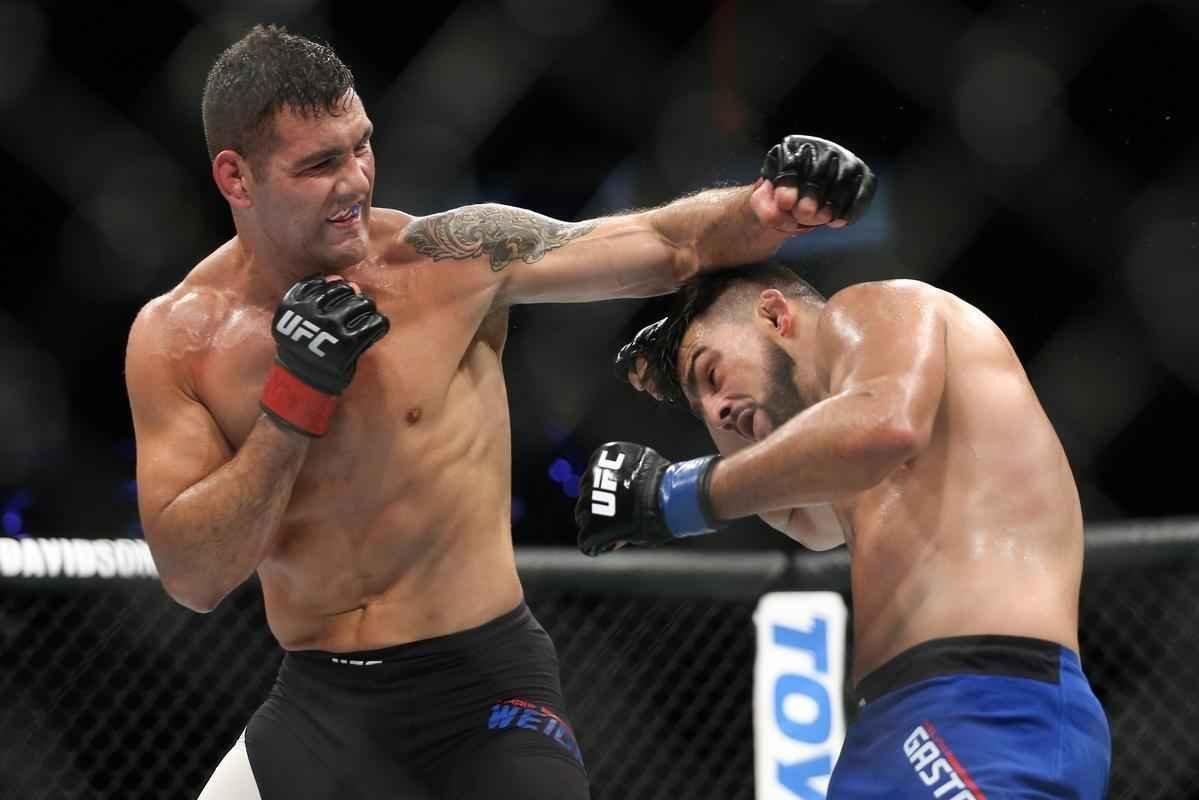 Chris Weidman venceu Kelvin Gastelum por finalizao no terceiro round