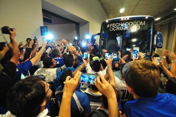 Torcida do Cruzeiro apoia a delegao do time na chegada ao Mineiro