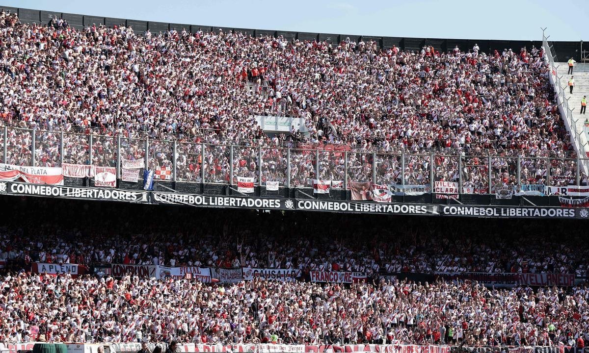 Torcedores do River Plate na final da Libertadores, contra o Boca Juniors, no Monumental de Nez