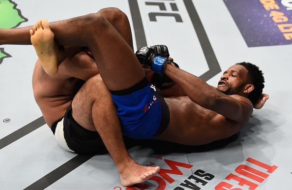 Neil Magny venceu Johny Hendricks por deciso unnime (triplo 29-28)