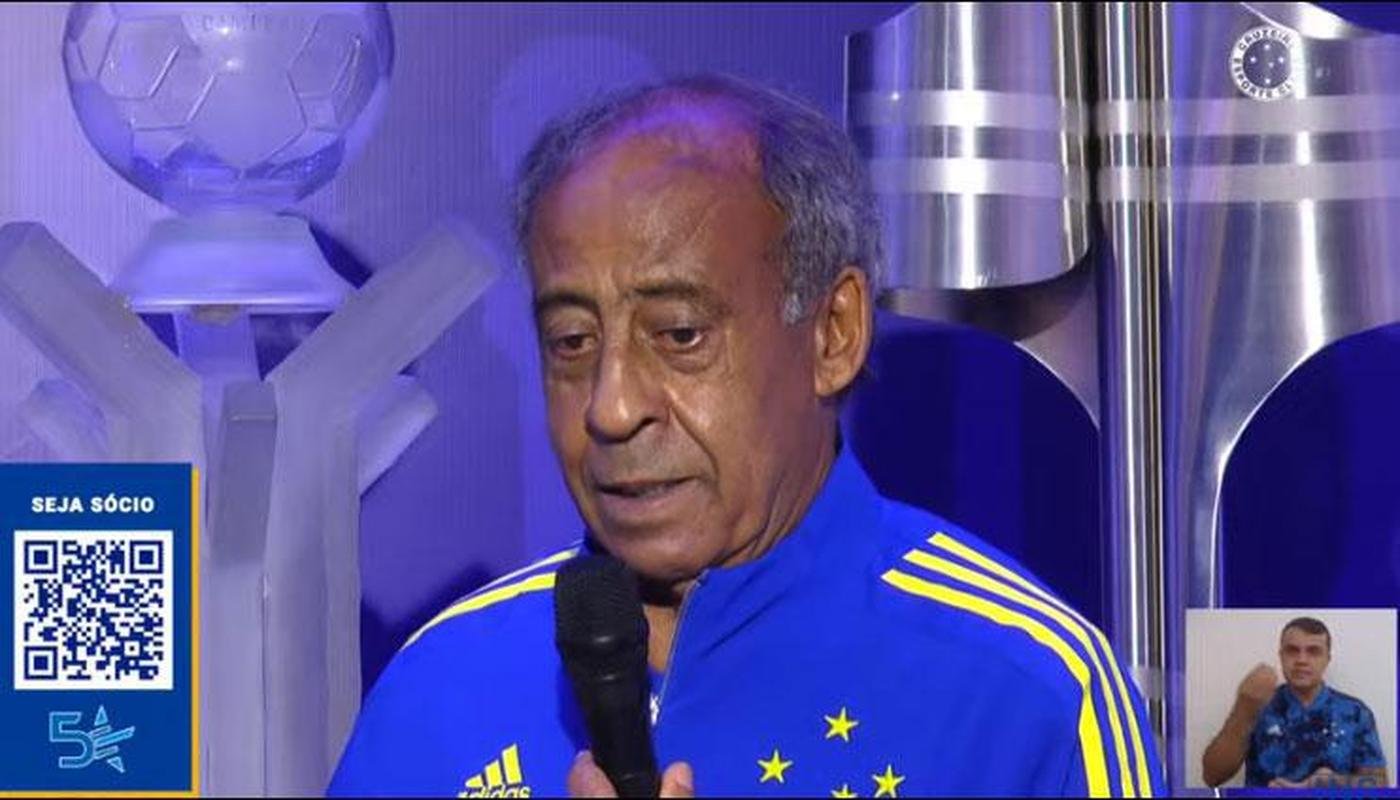 Cruzeiro lanou oficialmente sua nova camisa do ano do centenrio nesta quinta-feira com a presena do dolo histrico Dirceu Lopes e apresentao de Gustavo Nolasco, colunista do Superesportes e do Estado de Minas. Na foto, a camisa polo de viagem e o novo agasalho.