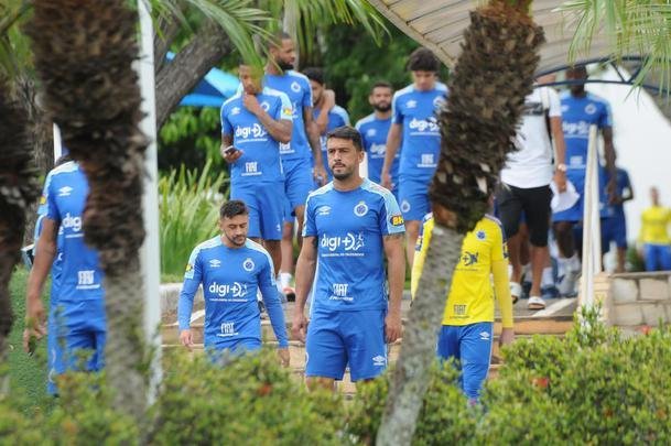 Fotos da apresentao de Adilson Batista como novo tcnico do Cruzeiro. Tcnico teve reunio com jogadores na Toca da Raposa II, falou com a imprensa e depois comandou seu primeiro treino