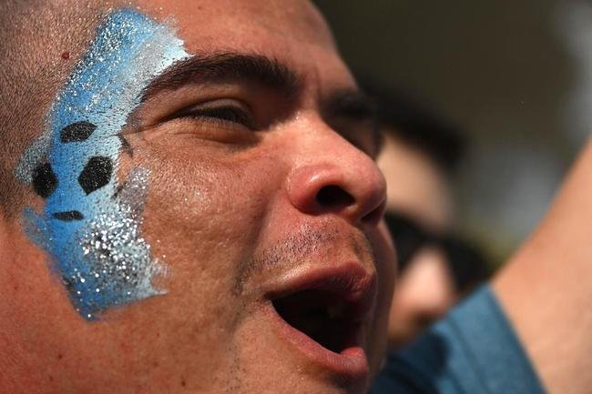 Argentinos celebram, pelas ruas de Buenos Aires, a classificao da seleo s quartas de final da Copa do Mundo do Catar. Equipe liderada por Lionel Messi venceu a Austrlia, neste sbado (3), por 2 a 1