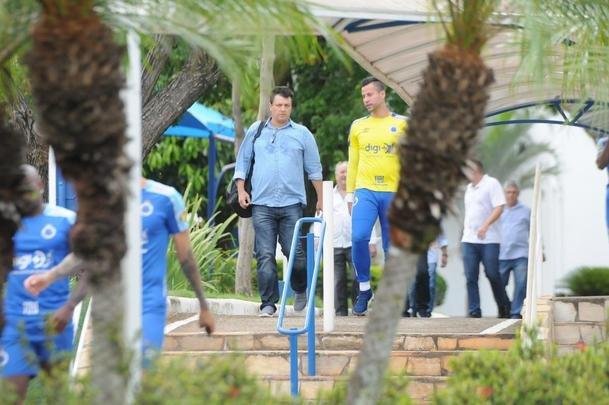 Fotos da apresentao de Adilson Batista como novo tcnico do Cruzeiro. Tcnico teve reunio com jogadores na Toca da Raposa II, falou com a imprensa e depois comandou seu primeiro treino