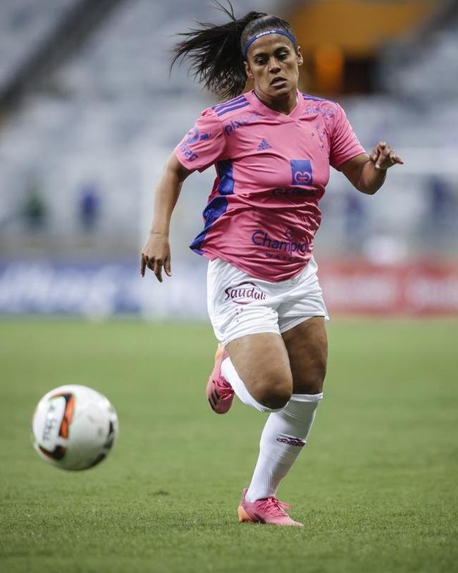Em preliminar de Cruzeiro x Ituano pela Srie B, o time feminino da Raposa, conhecido como Cabulosas, goleou o Araguari por 8 a 0 pela terceira rodada do Campeonato Mineiro Feminino. Equipe cruzeirense estreou o uniforme rosa, confeccionado pela Adidas em homenagem  campanha Outubro Rosa, de conscientizao contra o cncer de mama