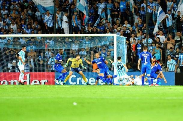 Lautaro Martnez, nome do jogo, marcou o segundo gol do Racing ainda no primeiro tempo