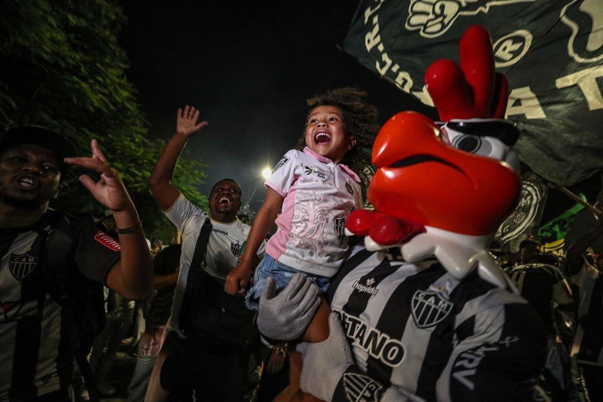Torcedores do Atltico fizeram viglia em comemorao ao aniversrio de 114 anos do clube, na madrugada desta sexta-feira, na porta da sede de Lourdes