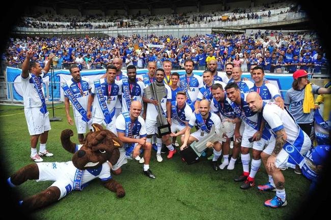 Cruzeiro: time campeo da Trplice Coroa de 2003 venceu equipe de masters por 2 a 1, neste domingo, em jogo festivo realizado no Mineiro
