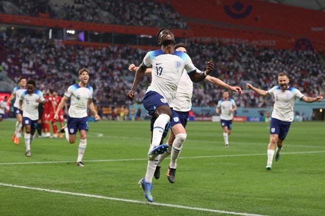 Inglaterra e Ir, no primeiro jogo do Grupo B da Copa do Mundo.