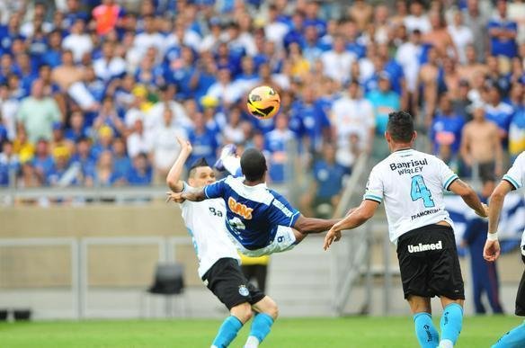 Partida vlida pela 33 rodada do Brasileiro, no Mineiro