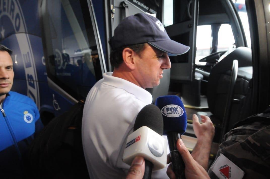 No desembarque do Cruzeiro em Confins, aps o jogo contra o Cear, tcnico Rogrio Ceni foi ovacionado por torcedores presentes no aeroporto. J o meia Thiago Neves, apontado como piv do atrito com o tcnico, foi criticado. Assim como treinador, goleiro Fbio foi ovacionado pelos cruzeirenses na chegada.