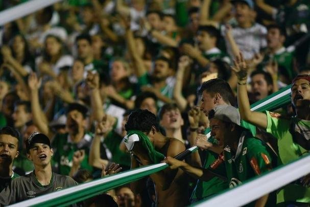 Foi na Arena ndio Cond que a Chapecoense deixou o 'anonimato' para ganhar os coraes de todos os brasileiros. Em seu estdio, o Verdo do Oeste mostrou toda sua valentia ao permanecer por trs anos seguidos na Srie A e, consequentemente, alcanar a deciso da Copa Sul-Americana. Pelo caminho ficaram gigantes como os argentinos Independiente e San Lorenzo e o colombiano Junior Barranquilla. Restava apenas o poderoso Atltico Nacional, melhor clube da atualidade na Amrica do Sul. Dentro de campo, a Chape no pde dar sequncia  sua bravura, pois acabou vitimada por um acidente areo que matou quase toda sua delegao nas proximidades de Medelln, na Colmbia. Mas, se depender do amor de uma multido, o clube renascer. A mesma Arena Cond que foi palco de trs acessos - da Srie D para a C, em 2009; da C para a B, em 2012; e da B para a A, em 2013 -  o local onde milhares de torcedores prestam as ltimas homenagens aos falecidos. Sempre, claro, com a esperana de que a agremiao se reerguer e dar continuidade ao belo trabalho recente. Vamos, vamos Chape!!! (CRDITO DAS IMAGENS: DOUGLAS MAGNO/AFP)