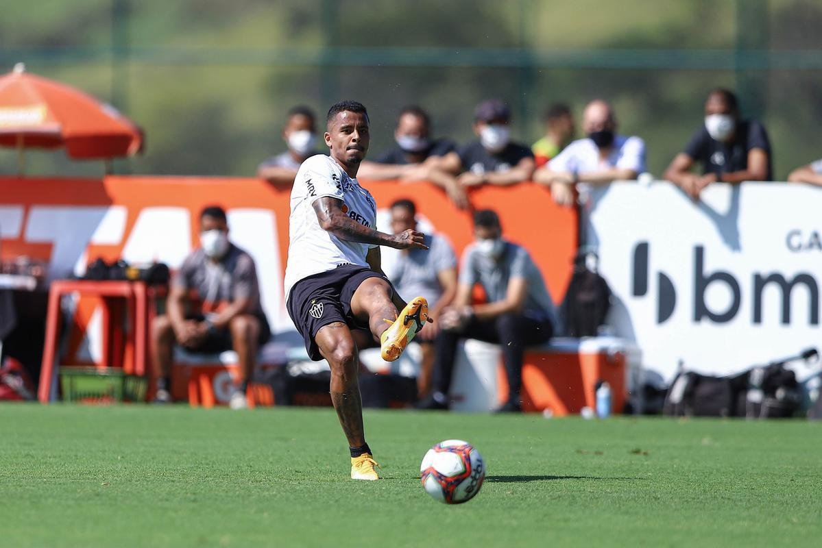 Fotos do coletivo entre profissionais e sub-20 do Atltico