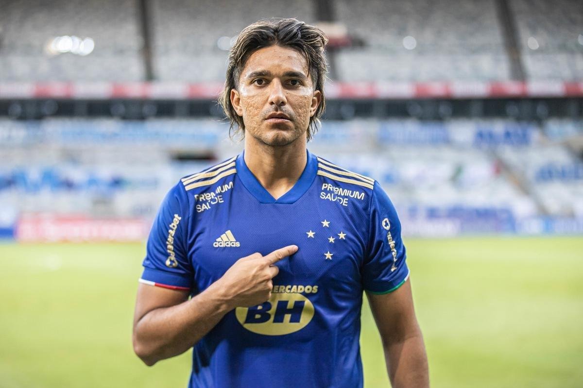 Cruzeiro estreou novo uniforme do centenrio na vitria por 1 a 0 sobre o Athletic, no Mineiro, pelo Mineiro. Verso  completamente azul, fugindo  tradio do clube de ter o calo e os meies brancos.