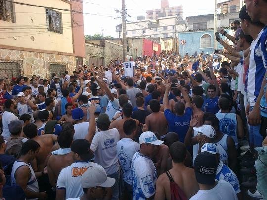 Torcids do Cruzeiro na chegada ao Independncia (Rua Ismnia Tunes, no Horto)