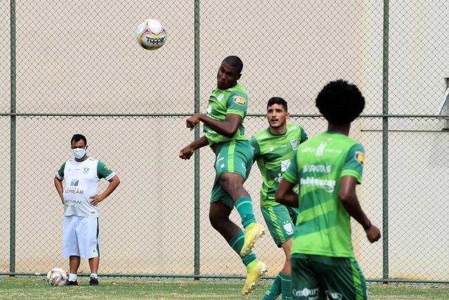 O Amrica segue com treinos preparatrios para a disputa do Campeonato Mineiro 2021. Comandados pelo auxiliar tcnico Mrcio Hahn, jogadores da base americana - e tambm os que tiveram menos oportunidades na temporada 2020 - realizam atividades voltadas ao Estadual.
