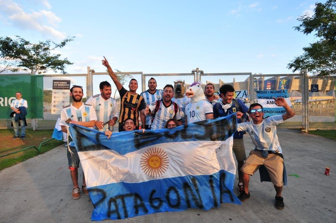 Torcedores de Argentina e Paraguai na chegada ao Minero para duelo pela Copa Amrica