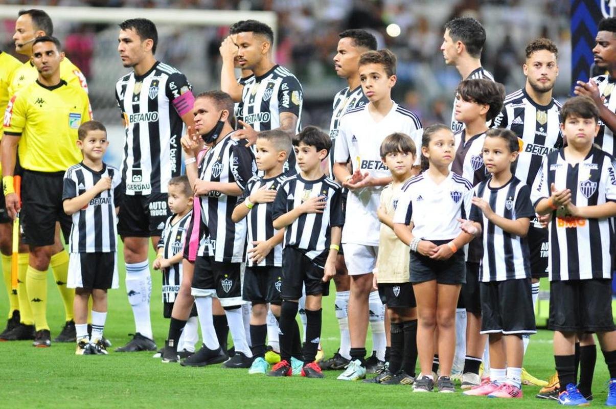 Mascotinhos do Atltico no jogo contra o Juventude, no Mineiro, pelo Campeonato Brasileiro de 2022