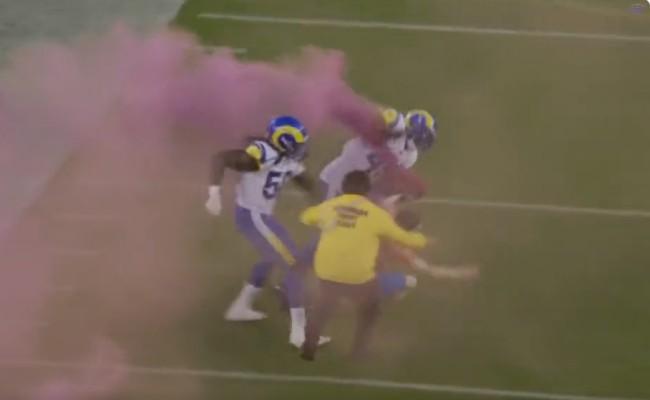 Torcedor invade campo em partida da NFL, mas é contido por jogador