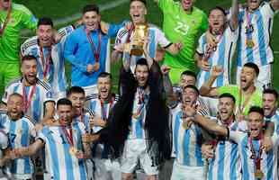 Messi ergue a taça de campeão da Copa do Mundo! Festa da Argentina no Estádio Icônico de Lusail, no Catar, com o tricampeonato mundial