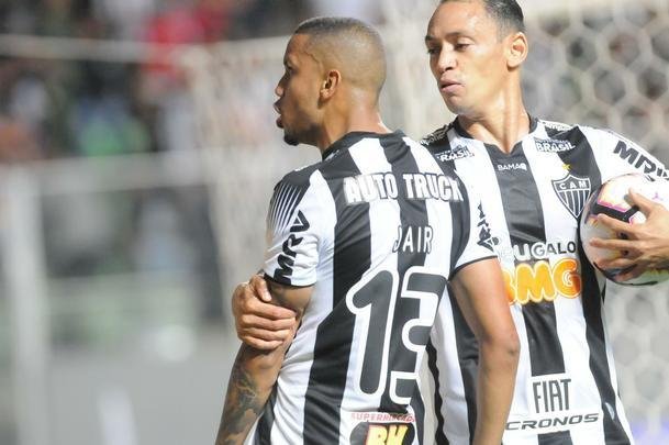 Volante Jair empatou para o Atltico ainda no primeiro tempo, depois de grande presso do Galo.