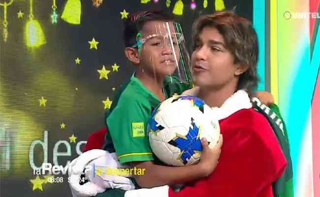Marcelo Moreno se vestiu de Papai Noel e deu presente a garoto Santiago Pantoja, de 8 anos
