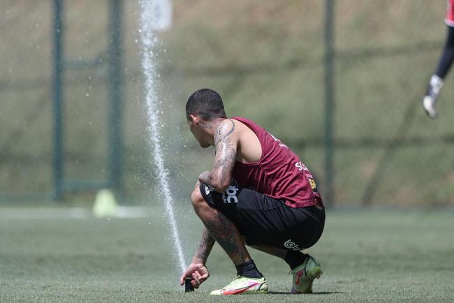 Com seriedade, mas tambm descontrao, o Atltico treinou sob sol forte na manh desta sexta-feira (21), na Cidade do Galo, em Vespasiano. Este foi o quinto dia de pr-temporada para o clube mineiro em 2022, sob o comando do tcnico argentino Antonio 'El Turco' Mohamed. Novas baixas, o volante Allan e o atacante Keno testaram positivo para COVID-19 e no participaram das atividades (ambos cumprem perodo de sete dias de isolamento social).