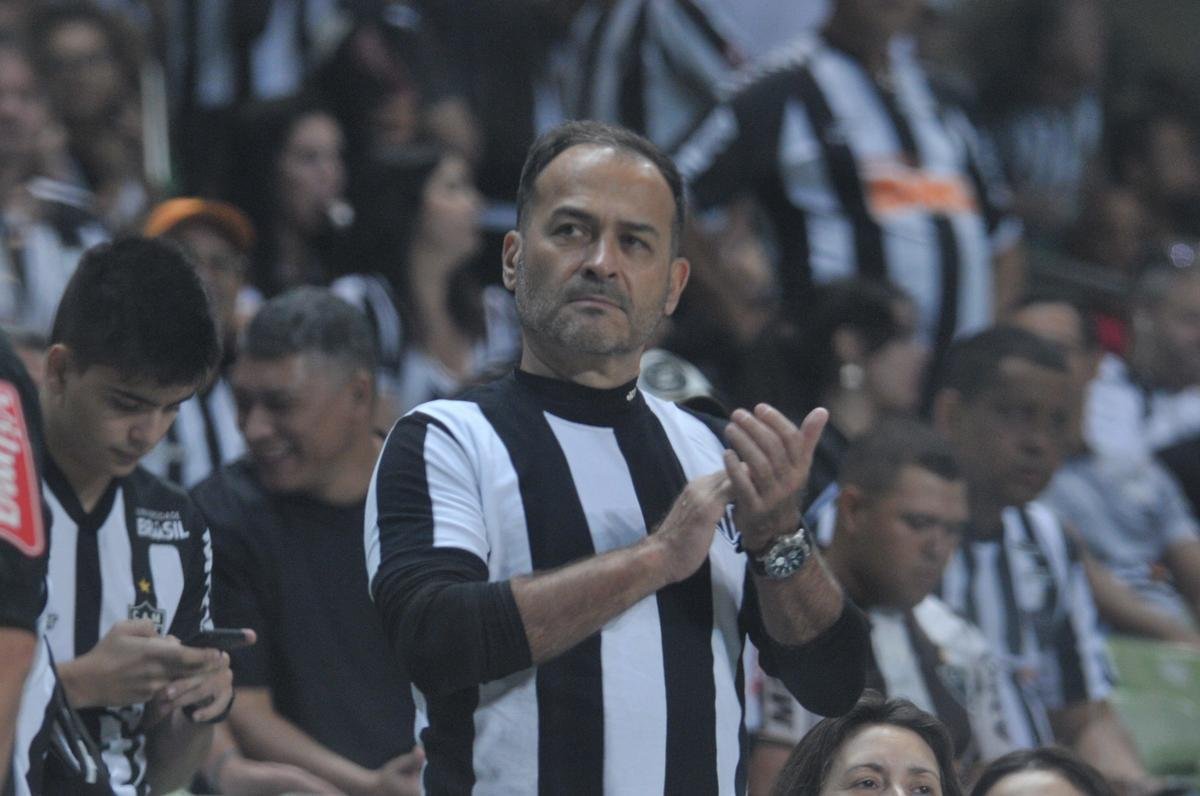 Torcedores de Atltico e Flamengo compareceram ao Horto nesta noite de sbado para assistir ao confronto entre os tradicionais rivais