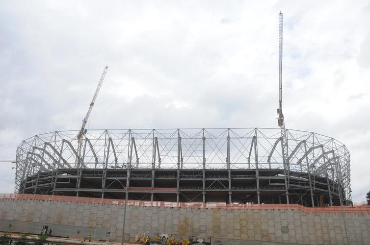 Nesta quarta-feira (20), as obras da Arena MRV, no Bairro Califórnia, em Belo Horizonte, adentraram em uma nova etapa. Isso porque as placas da cobertura do estádio começaram a ser instaladas, conferindo 'novo visual' ao projeto da futura casa do Atlético.