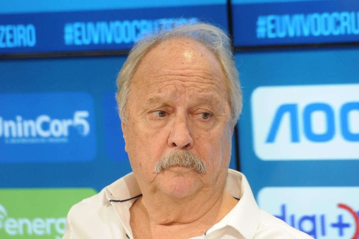 Novo gestor de futebol do Cruzeiro, Zez Perrella deu entrevista nesta sexta-feira, na Toca da Raposa II