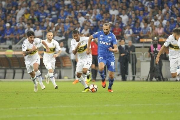 Lances do primeiro tempo de Cruzeiro e Boca Juniors, no Mineiro, pela Copa Libertadores